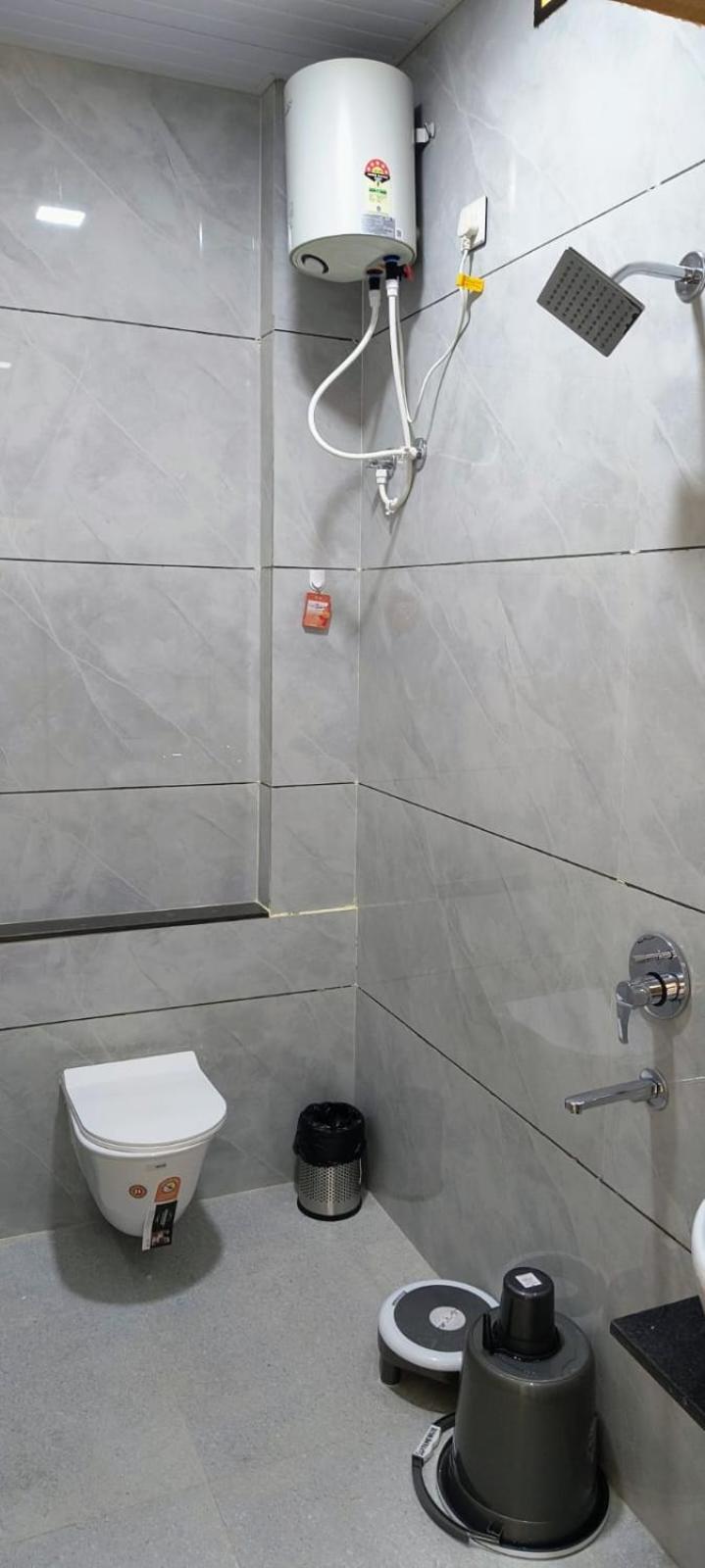 Hotel Satyam Shajapur Экстерьер фото
